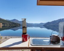 G37A0552 22/04/2019 - Un p'tit café (et quelques biscuits chocolatés) pour apprécier le calme. Pas une seule ride de vent sur ce lac, un parfait temps à drones... A...